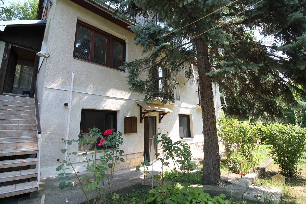 Óbuda legfelkapottabb részén családi ház eladó közel 900 nm-es telken