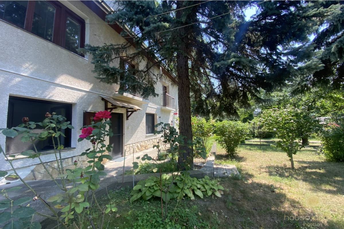 Óbuda legfelkapottabb részén családi ház eladó közel 900 nm-es telken