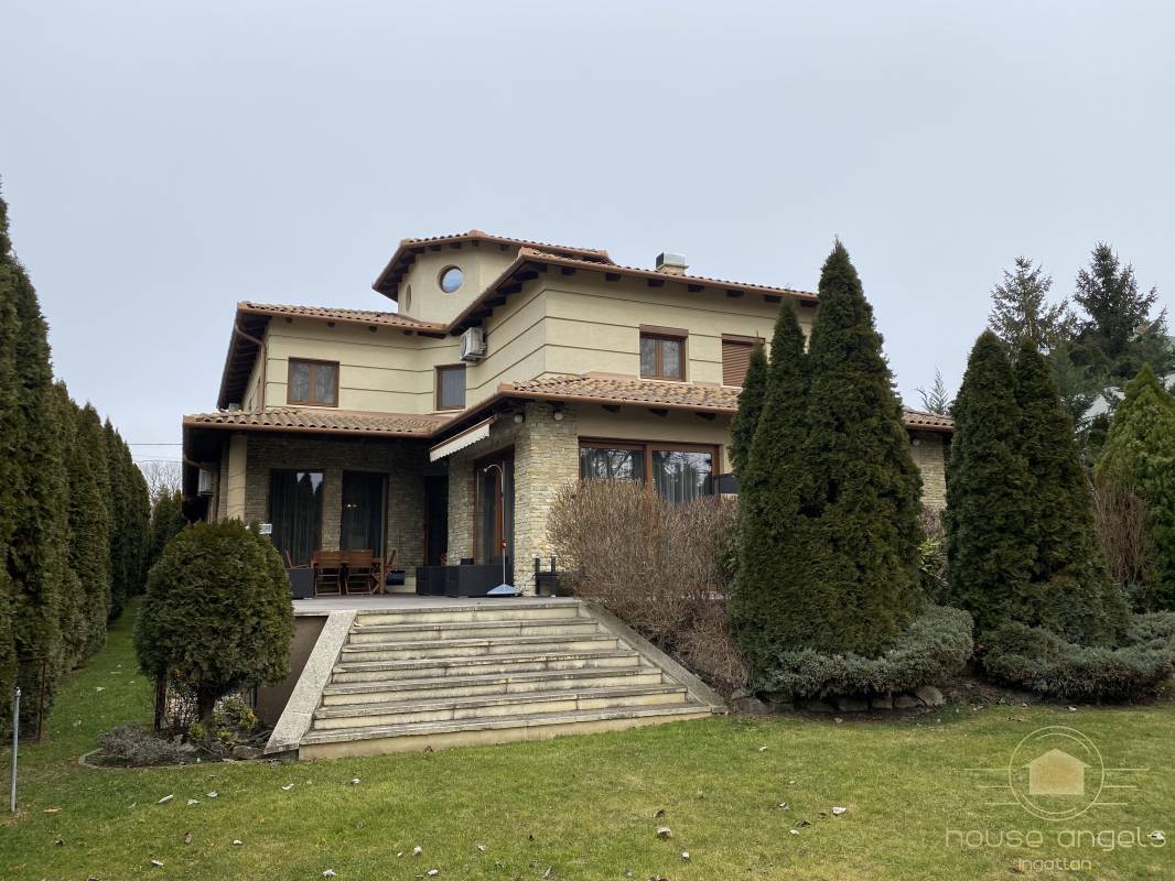 Luxus családi ház eladó a kerület szívében