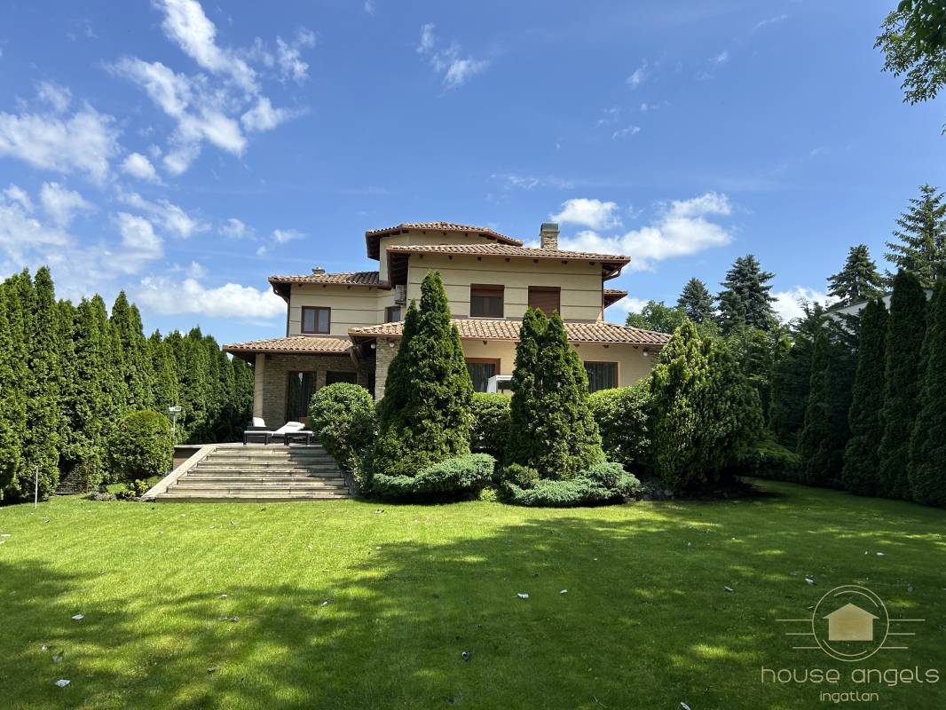 Luxus családi ház eladó a kerület szívében