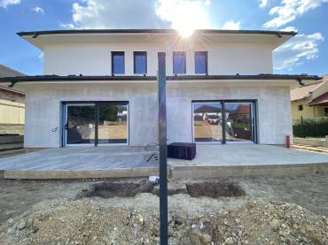 Eladó garázsos ikerházak Pécelen, panorámás környezetben