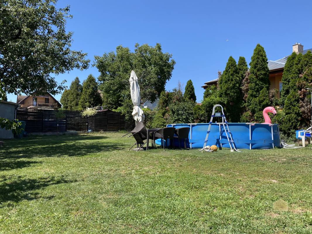 Eladó egy garázsos, részben felújított önálló családi ház a XVIII. kerületben Eladó egy garázsos, részben felújított önálló családi ház a XVIII. kerületben