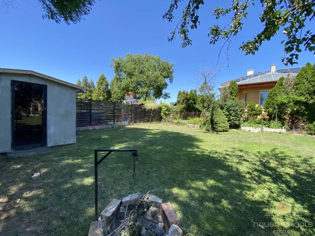 Eladó egy garázsos, részben felújított önálló családi ház a XVIII. kerületben Eladó egy garázsos, részben felújított önálló családi ház a XVIII. kerületben