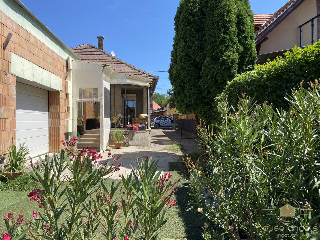 Eladó egy garázsos, részben felújított önálló családi ház a XVIII. kerületben Eladó egy garázsos, részben felújított önálló családi ház a XVIII. kerületben