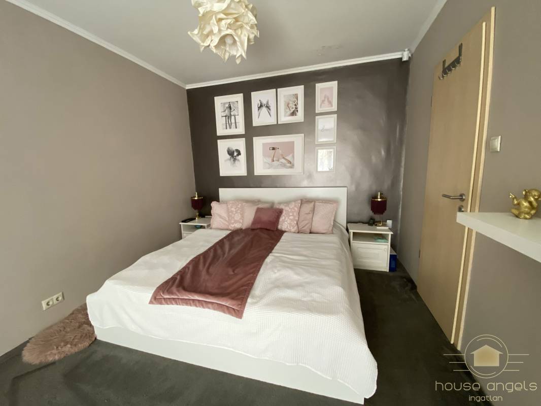 Eladó egy garázsos, részben felújított önálló családi ház a XVIII. kerületben Eladó egy garázsos, részben felújított önálló családi ház a XVIII. kerületben