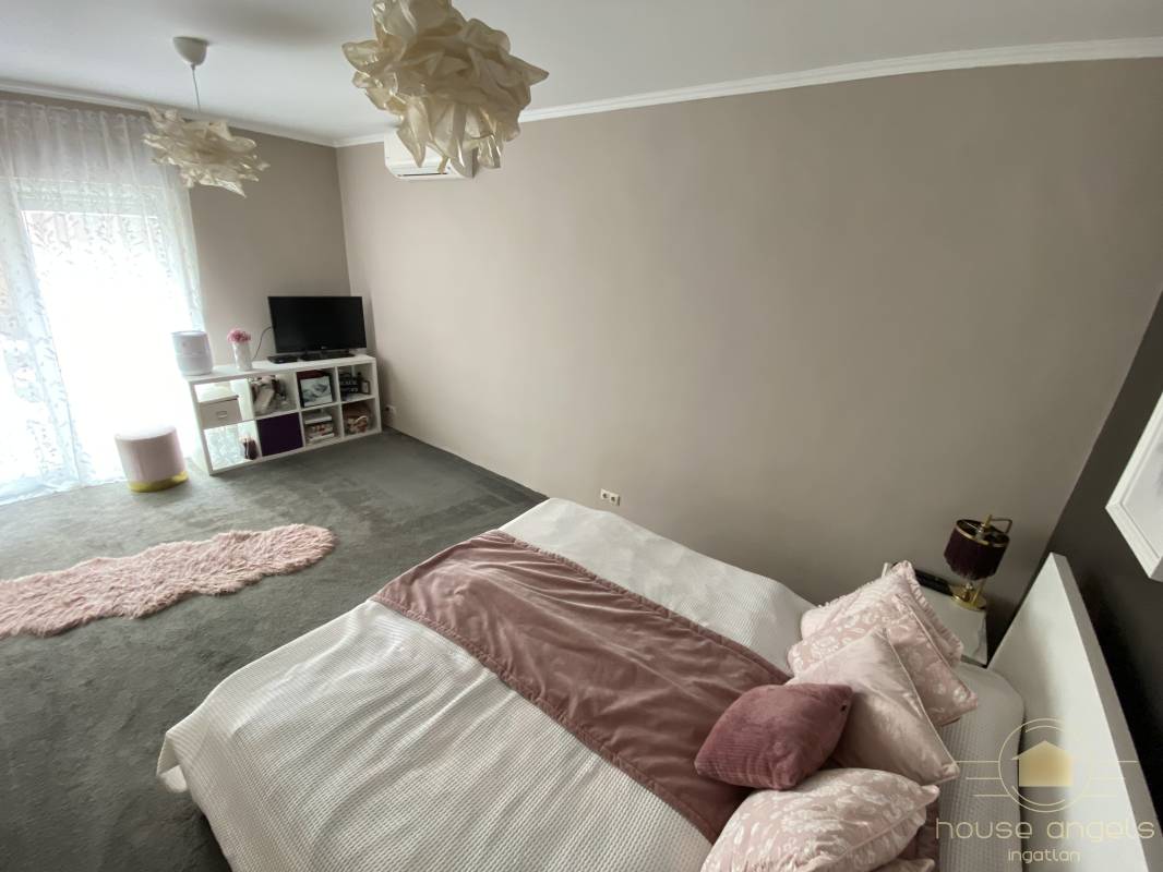 Eladó egy garázsos, részben felújított önálló családi ház a XVIII. kerületben Eladó egy garázsos, részben felújított önálló családi ház a XVIII. kerületben