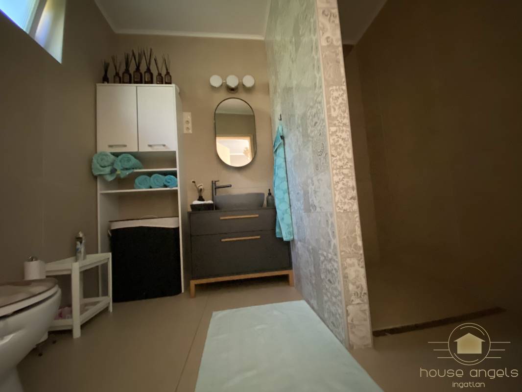 Eladó egy garázsos, részben felújított önálló családi ház a XVIII. kerületben Eladó egy garázsos, részben felújított önálló családi ház a XVIII. kerületben