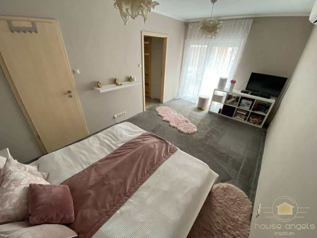 Eladó egy garázsos, részben felújított önálló családi ház a XVIII. kerületben Eladó egy garázsos, részben felújított önálló családi ház a XVIII. kerületben