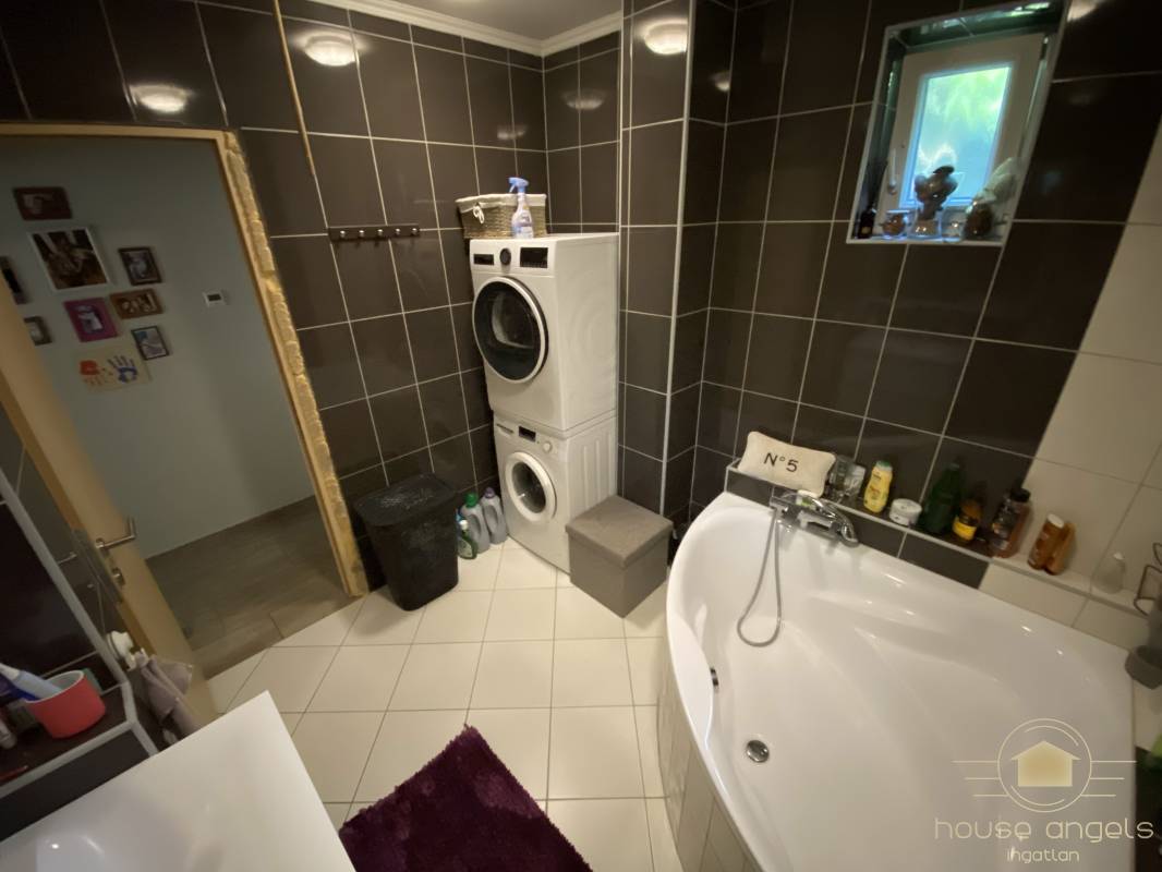 Eladó egy garázsos, részben felújított önálló családi ház a XVIII. kerületben Eladó egy garázsos, részben felújított önálló családi ház a XVIII. kerületben