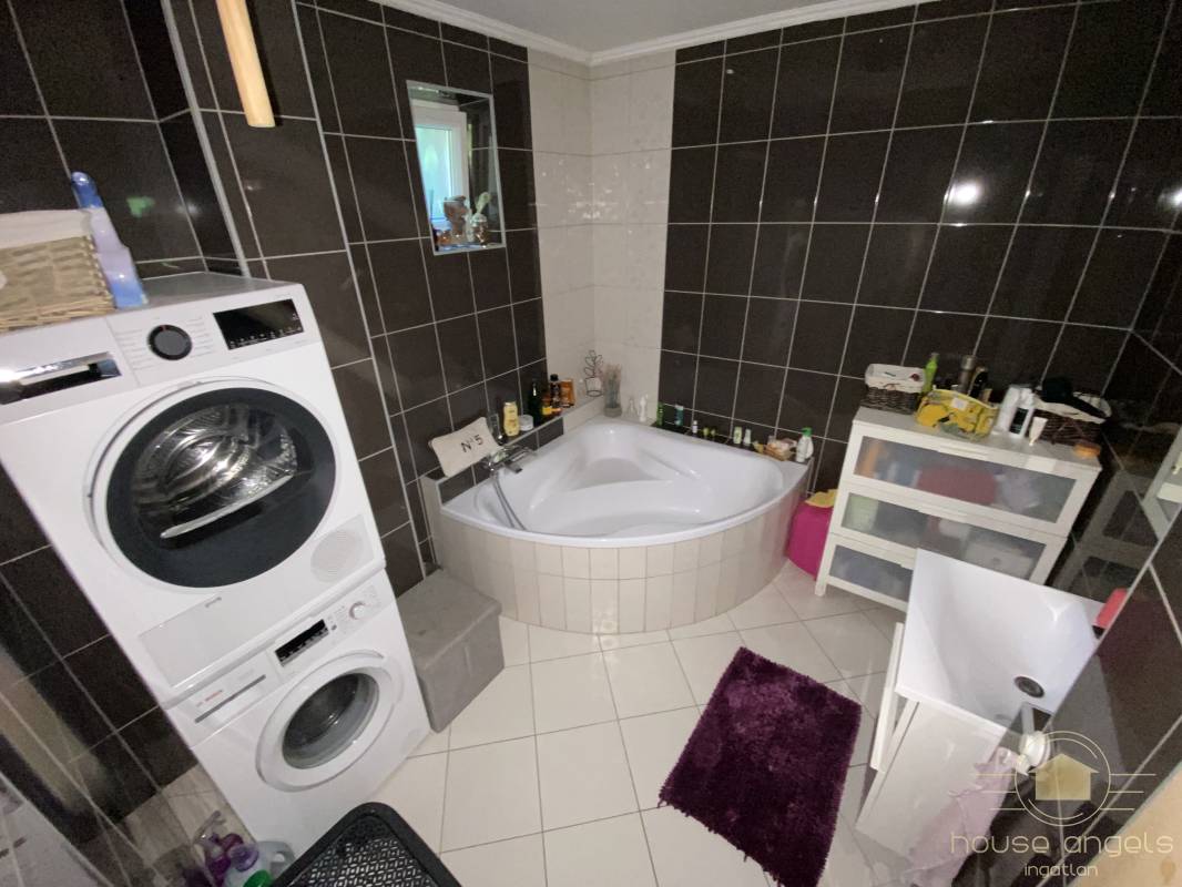 Eladó egy garázsos, részben felújított önálló családi ház a XVIII. kerületben Eladó egy garázsos, részben felújított önálló családi ház a XVIII. kerületben