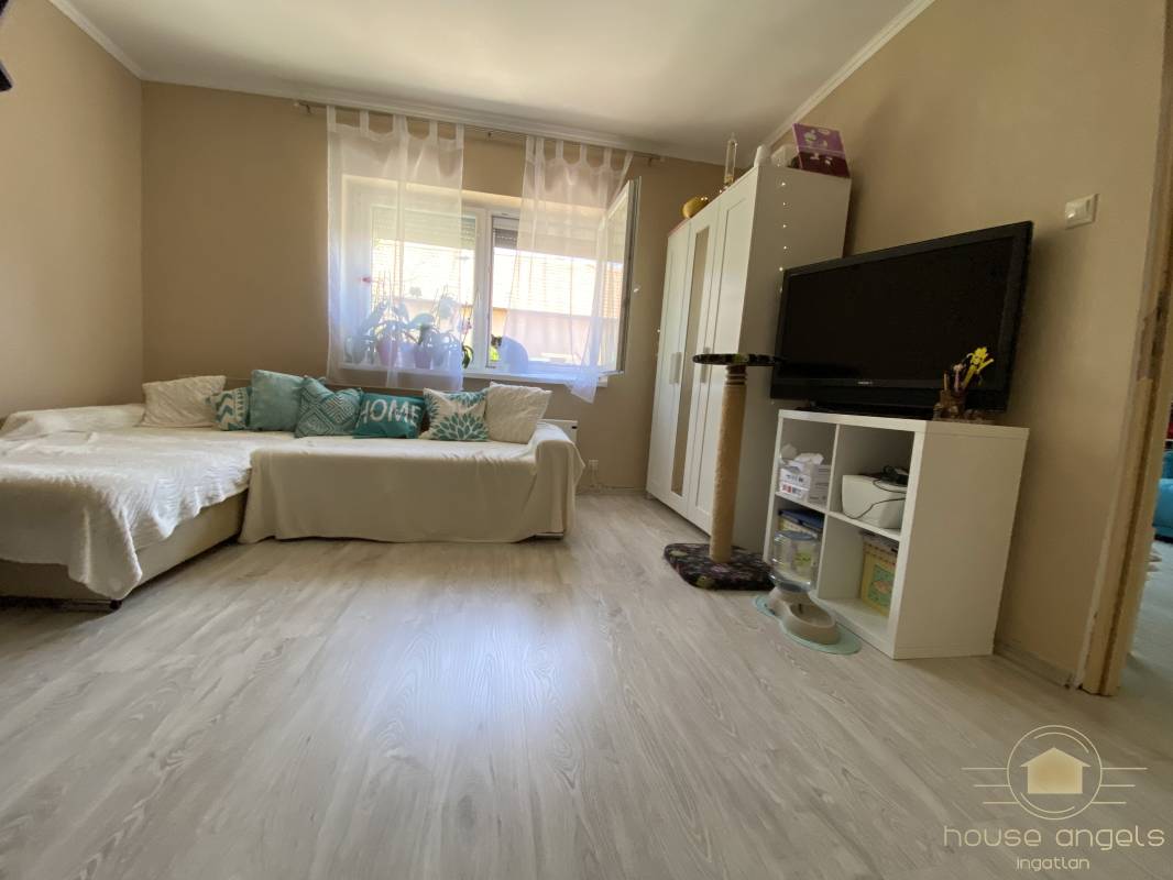 Eladó egy garázsos, részben felújított önálló családi ház a XVIII. kerületben Eladó egy garázsos, részben felújított önálló családi ház a XVIII. kerületben