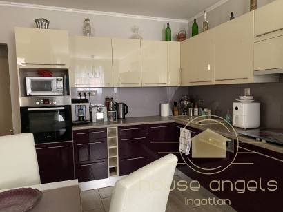 Eladó egy garázsos, részben felújított önálló családi ház a XVIII. kerületben