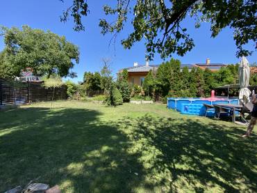 Eladó egy garázsos, részben felújított önálló családi ház a XVIII. kerületben Eladó egy garázsos, részben felújított önálló családi ház a XVIII. kerületben