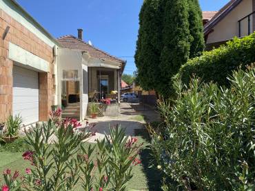 Eladó egy garázsos, részben felújított önálló családi ház a XVIII. kerületben Eladó egy garázsos, részben felújított önálló családi ház a XVIII. kerületben