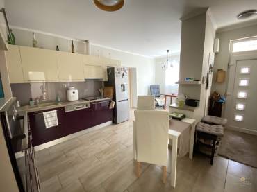 Eladó egy garázsos, részben felújított önálló családi ház a XVIII. kerületben Eladó egy garázsos, részben felújított önálló családi ház a XVIII. kerületben