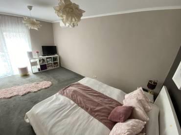 Eladó egy garázsos, részben felújított önálló családi ház a XVIII. kerületben Eladó egy garázsos, részben felújított önálló családi ház a XVIII. kerületben