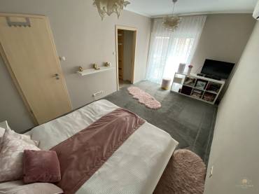 Eladó egy garázsos, részben felújított önálló családi ház a XVIII. kerületben Eladó egy garázsos, részben felújított önálló családi ház a XVIII. kerületben