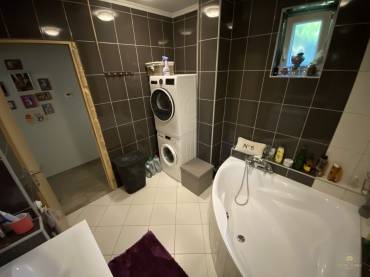 Eladó egy garázsos, részben felújított önálló családi ház a XVIII. kerületben Eladó egy garázsos, részben felújított önálló családi ház a XVIII. kerületben