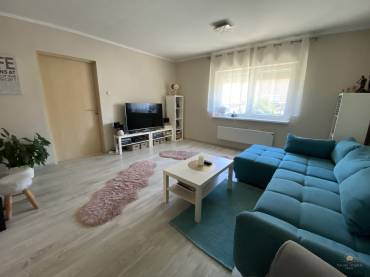 Eladó egy garázsos, részben felújított önálló családi ház a XVIII. kerületben Eladó egy garázsos, részben felújított önálló családi ház a XVIII. kerületben