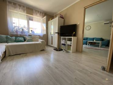 Eladó egy garázsos, részben felújított önálló családi ház a XVIII. kerületben Eladó egy garázsos, részben felújított önálló családi ház a XVIII. kerületben