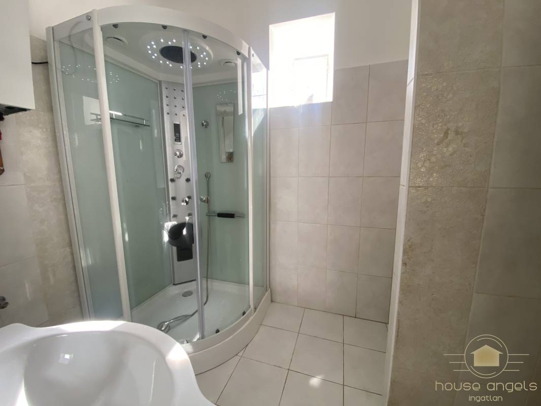 Eladó önálló családi ház nagy telekkel Pécel központi részén