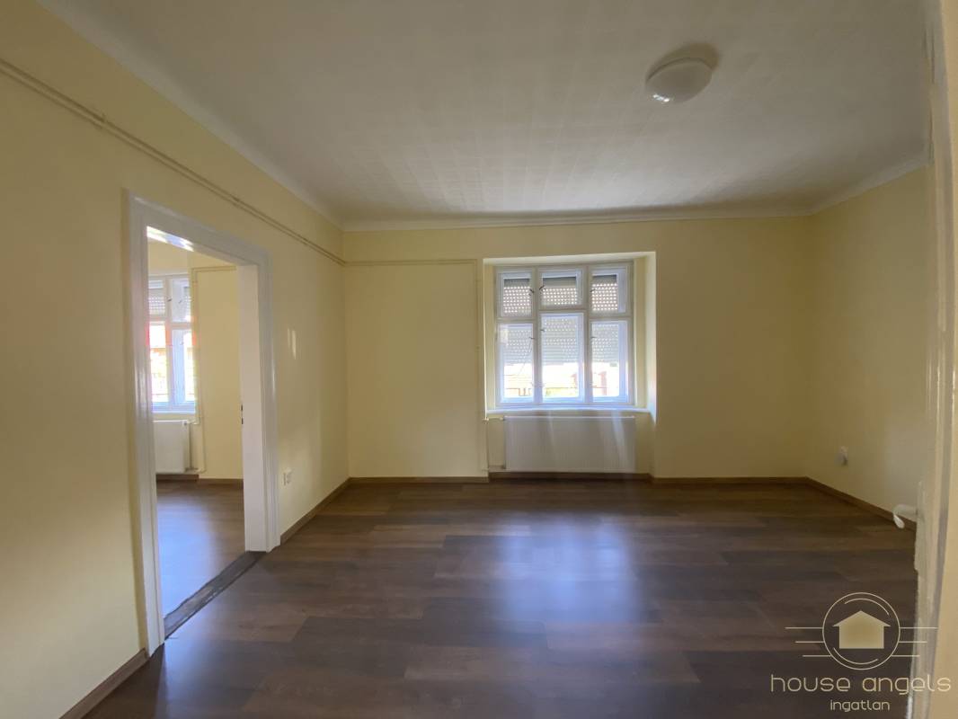 Eladó önálló családi ház nagy telekkel Pécel központi részén