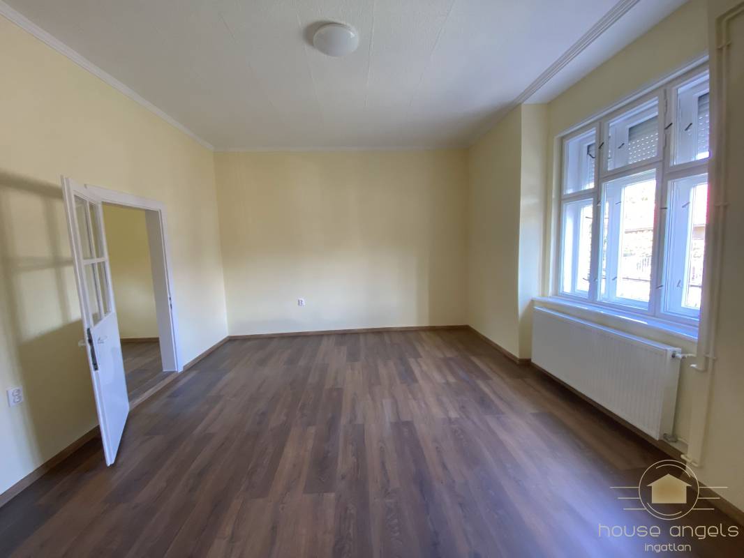 Eladó önálló családi ház nagy telekkel Pécel központi részén