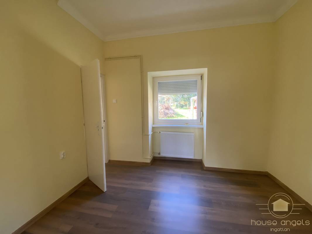 Eladó önálló családi ház nagy telekkel Pécel központi részén