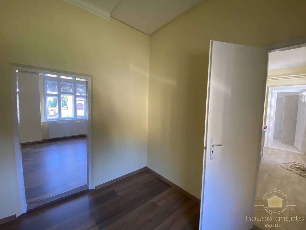 Eladó önálló családi ház nagy telekkel Pécel központi részén