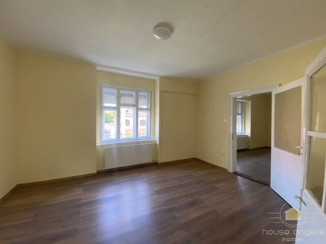 Eladó önálló családi ház nagy telekkel Pécel központi részén