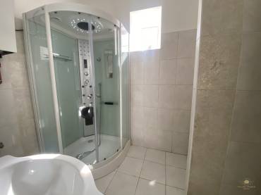 Eladó önálló családi ház nagy telekkel Pécel központi részén