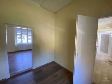 Eladó önálló családi ház nagy telekkel Pécel központi részén