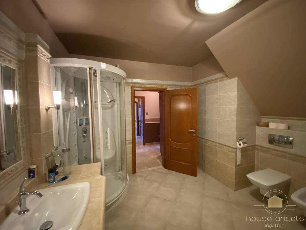 Mesés luxusingatlan eladó Akadémiaújtelen, a számozott utcákban