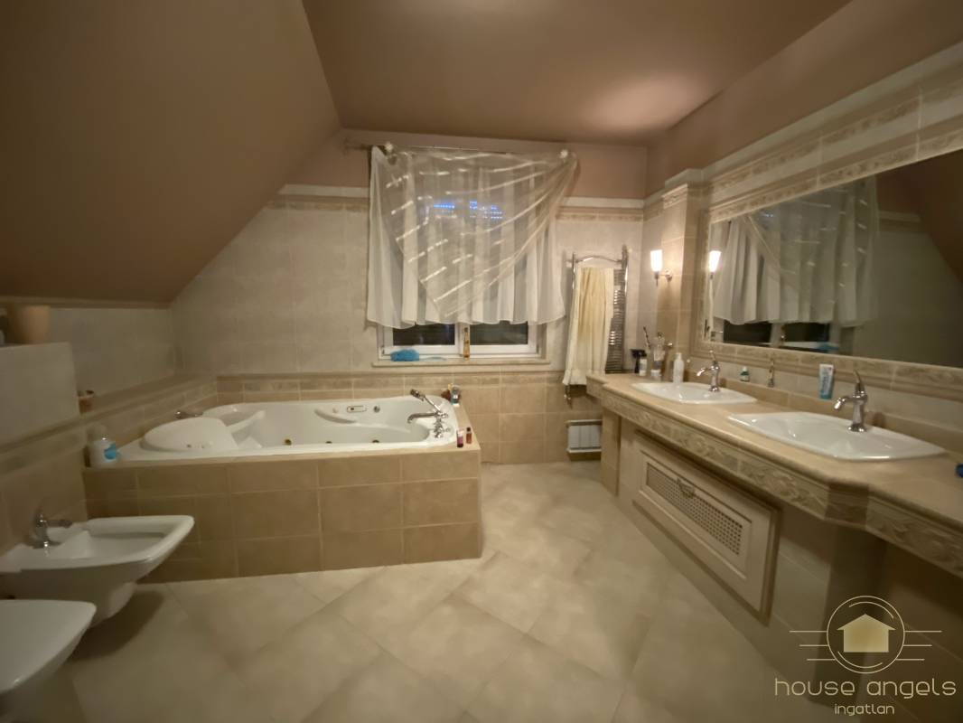 Mesés luxusingatlan eladó Akadémiaújtelen, a számozott utcákban