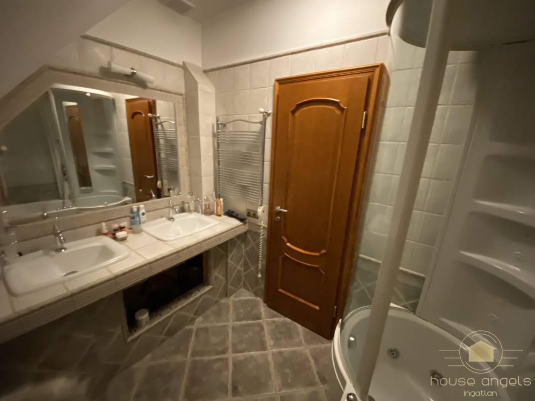 Mesés luxusingatlan eladó Akadémiaújtelen, a számozott utcákban