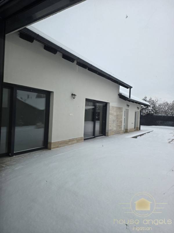 Belső kétszintes, liftes modern luxusház eladó Vecsésen