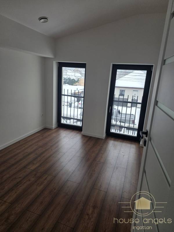 Belső kétszintes, liftes modern luxusház eladó Vecsésen