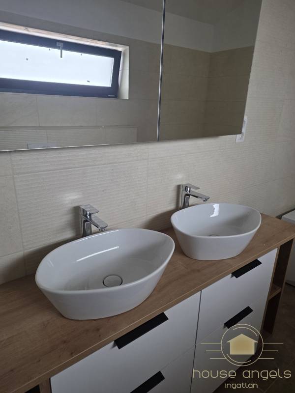 Belső kétszintes, liftes modern luxusház eladó Vecsésen