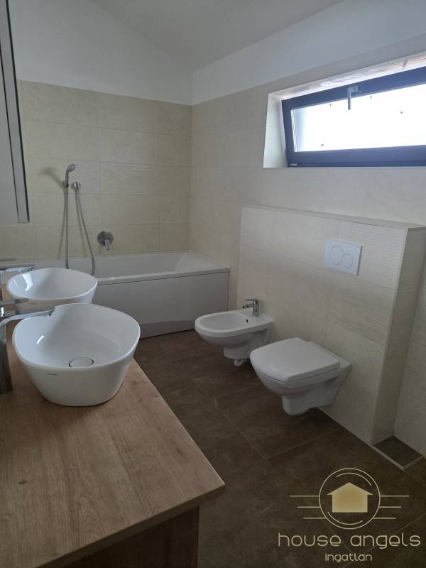 Belső kétszintes, liftes modern luxusház eladó Vecsésen