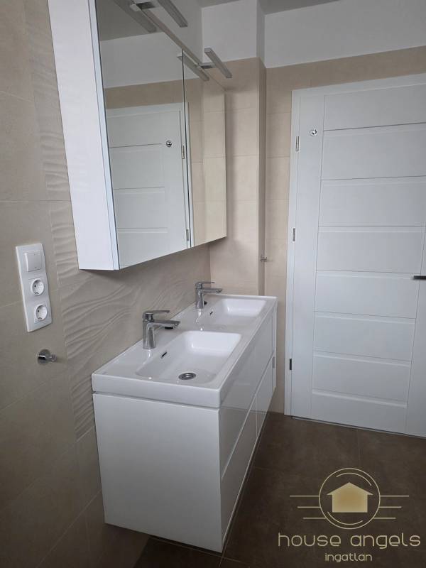 Belső kétszintes, liftes modern luxusház eladó Vecsésen