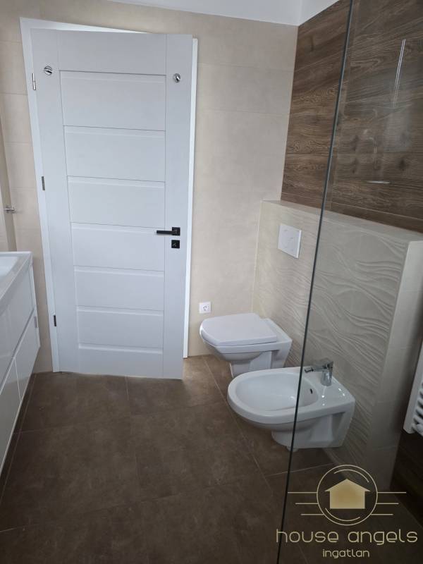 Belső kétszintes, liftes modern luxusház eladó Vecsésen