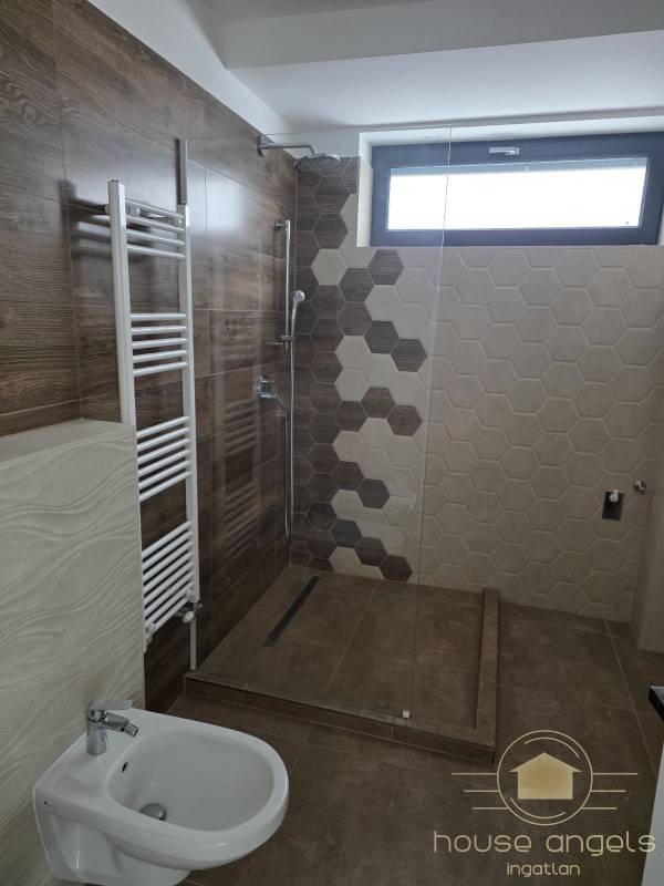 Belső kétszintes, liftes modern luxusház eladó Vecsésen