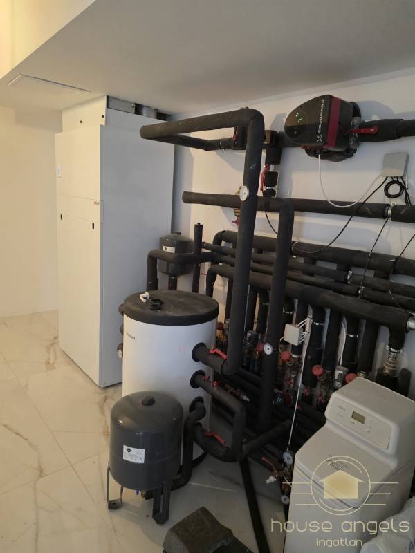 Belső kétszintes, liftes modern luxusház eladó Vecsésen