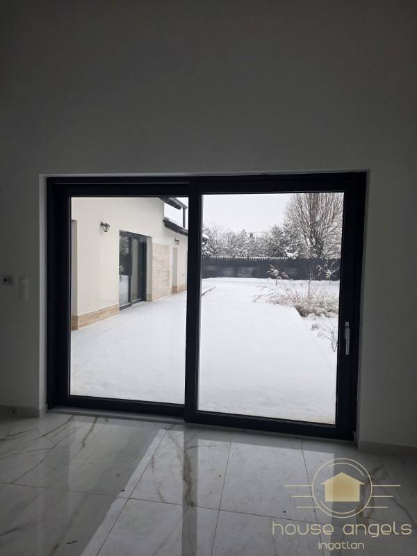 Belső kétszintes, liftes modern luxusház eladó Vecsésen