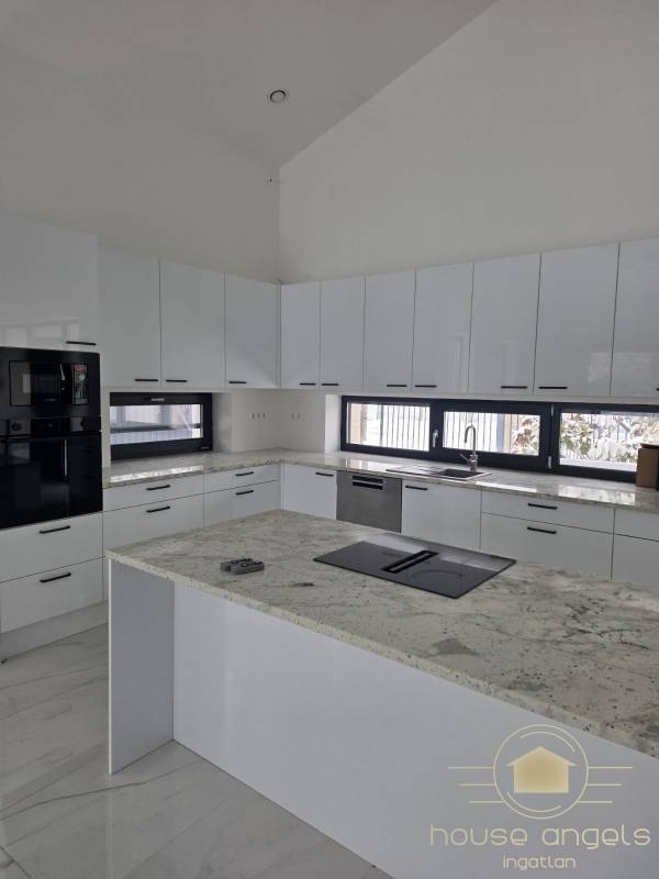 Belső kétszintes, liftes modern luxusház eladó Vecsésen