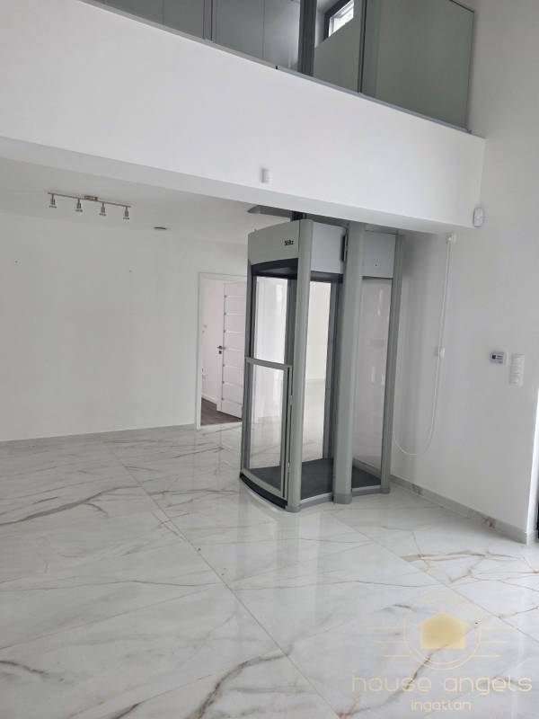 Belső kétszintes, liftes modern luxusház eladó Vecsésen