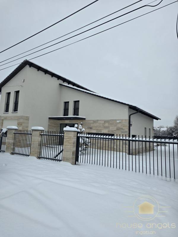 Belső kétszintes, liftes modern luxusház eladó Vecsésen