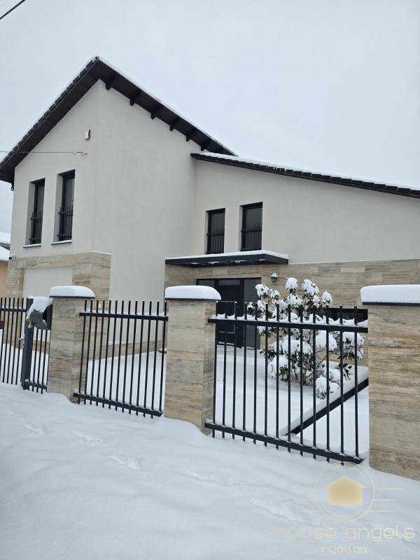 Belső kétszintes, liftes modern luxusház eladó Vecsésen