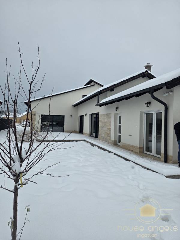 Belső kétszintes, liftes modern luxusház eladó Vecsésen