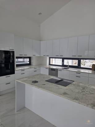 Belső kétszintes, liftes modern luxusház eladó Vecsésen